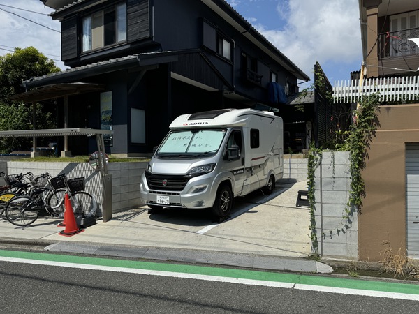 真夏の湘南海岸で車中泊の写真